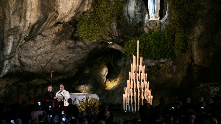 "Obtiens pour la France des dirigeants sages et généreux": le pape Léon XIV prie pour l'Hexagone à la grotte de Lourdes