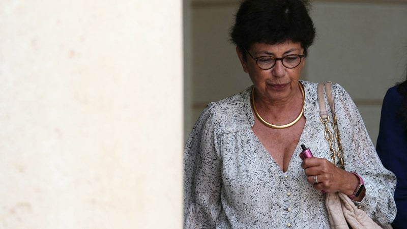 "C’est la chouchoute de l’instituteur": les vacances de la ministre Monique Barbut passent mal en pleine crise des incendies