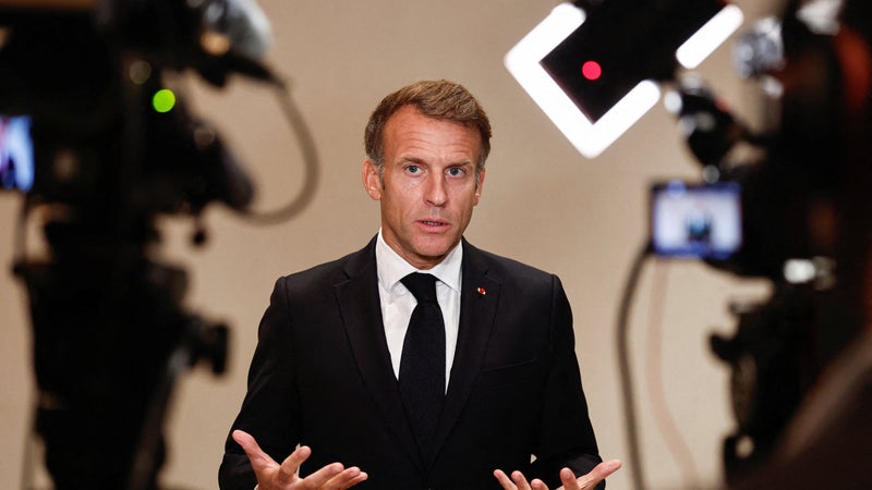 "Il faut savoir raison garder": Emmanuel Macron juge que le retour à l'ordre après les violences du 17 octobre "ne requiert pas l'état d'urgence"