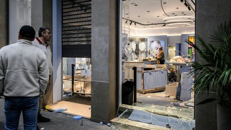 Le chiffre d'affaires chute de 80% en centre-ville: plus de 2.500 commerces ont été touchés par les violences des 17 et 24 octobre et près de la moitié ont été fortement dégradés