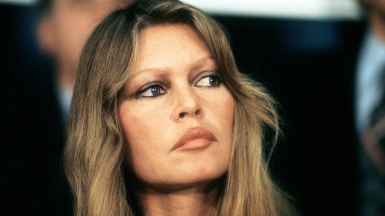 Bracelet, chapeau de paille, autoportrait... des objets personnels de Brigitte Bardot aux enchères à Paris