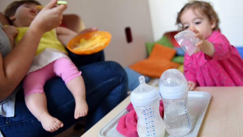 Caméras dans les crèches et les Ehpad: le plan de Ségolène Royal est-il possible à mettre en place?