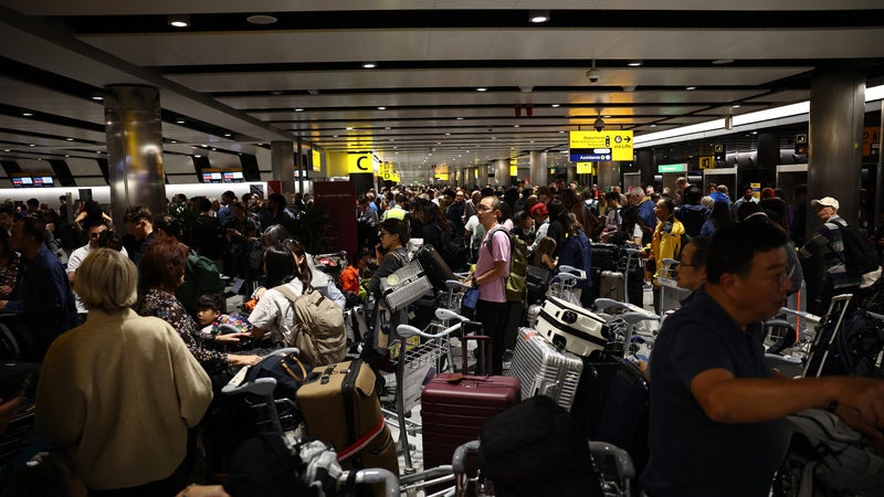 Après une nouvelle panne du contrôle aérien qui a bloqué des centaines de milliers de passagers, les vols reprennent dans les aéoports britanniques