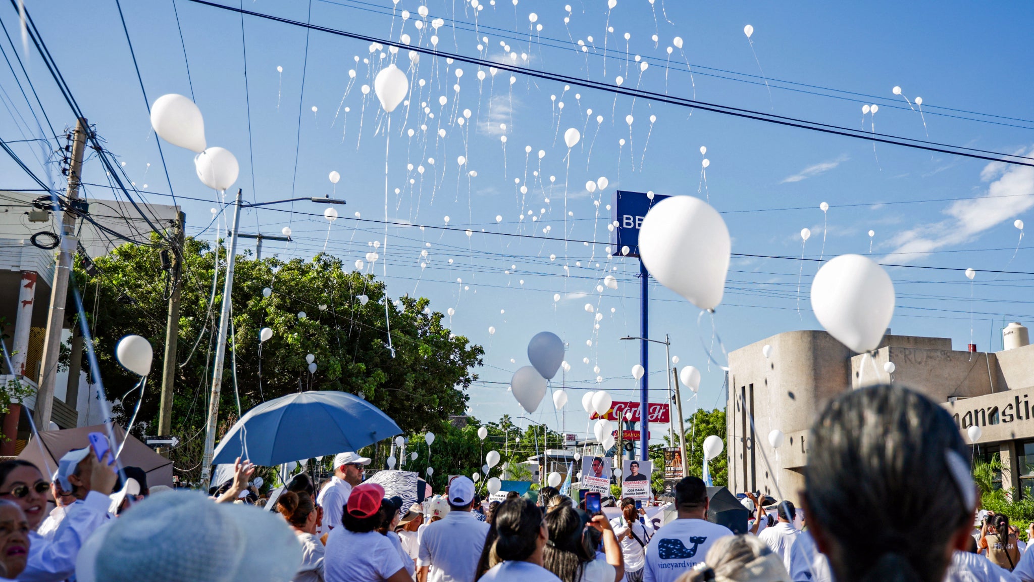 Des manifestants lâchent des ballons blanc lors de la Marche pour la paix à Culiacán, dans l'État de Sinaloa, au Mexique, le 13 septembre 2026.
Des manifestants lâchent des ballons blanc lors de la Marche pour la paix à Culiacán, dans l'État de Sinaloa, au Mexique, le 13 septembre 2026.