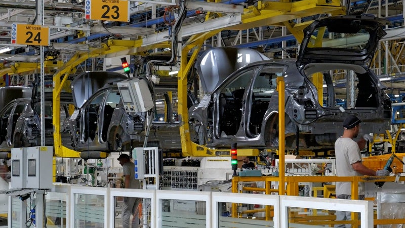 Une voiture sur 6 du groupe Renault sort de ces chaînes de montage: on a visité la méga-usine de la Sandero, la plus grande usine d'Afrique située à seulement 14 kilomètres de l'Europe
