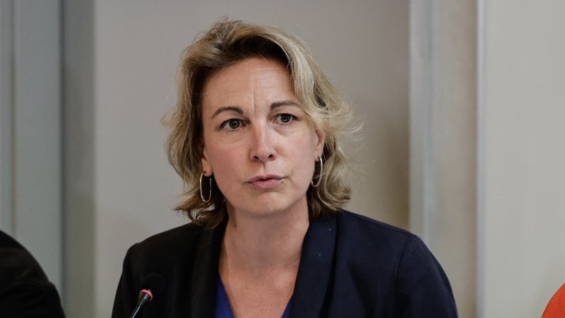 Les responsables politiques "n'en parlent qu'en termes de tableurs Excel": dénonçant le "fonctionnaire bashing", la patronne de la CFDT Marylise Léon réclame l'"augmentation" des rémunérations de tous les agents publics