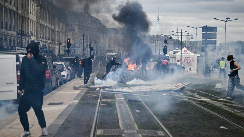 "J'ai jamais vu cette quantité de lacrymos": de violents affrontements surviennent à Bordeaux