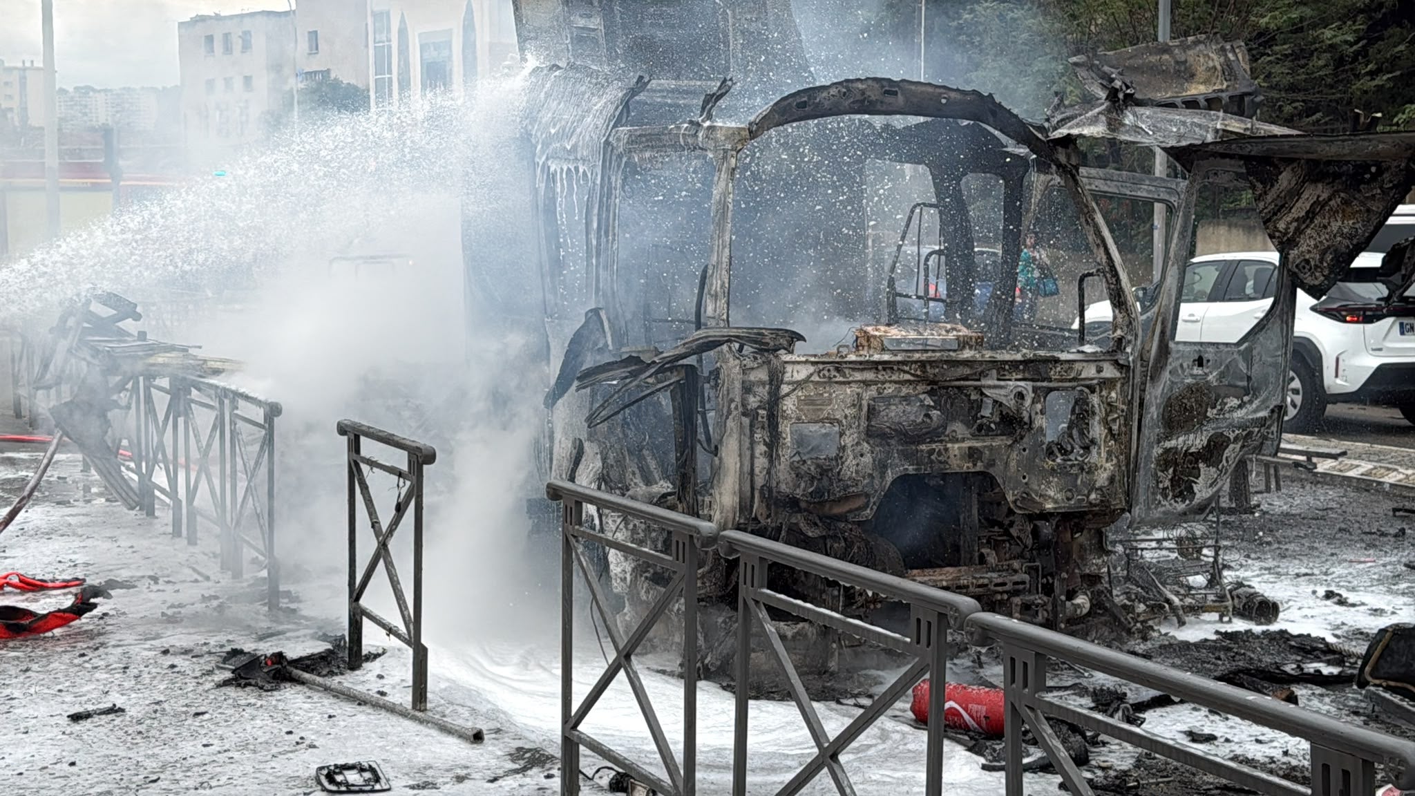 Un véhicule des marins-pompiers de Marseille incendié devant le lycée Saint-Exupéry, dans le 15e arrondissement, le 1er octobre 2026 Un véhicule des marins-pompiers de Marseille incendié devant le lycée Saint-Exupéry, dans le 15e arrondissement, le 1er octobre 2026