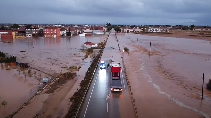 Torrents d'eau, voitures emportées… Les images des violentes inondations en Espagne, une femme de 102 ans retrouvée morte