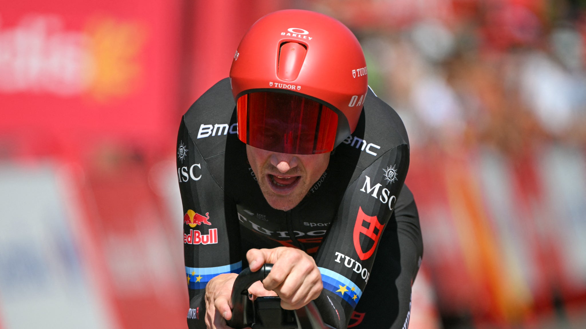 Vuelta 2026: Küng s'offre le chrono de la 18e étape, Mas résiste bien et garde le maillot rouge