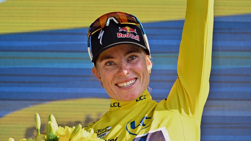 La Neerlandaise Demi Vollering sur le podium du Tour de France Femmes apres l avant derniere etape 8 aout 2026 2330400