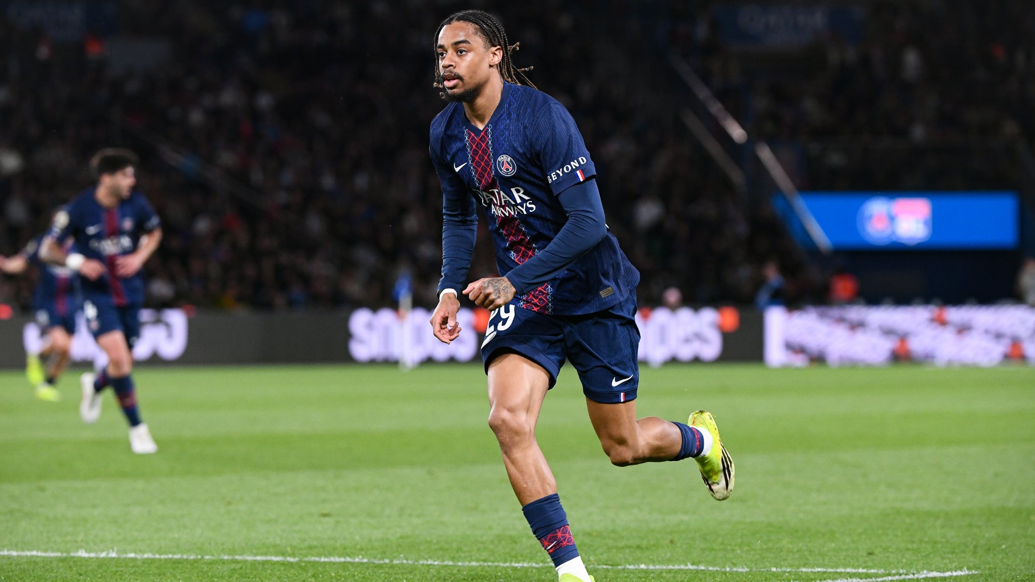 Mercato: Liverpool pousse pour Barcola, le PSG fixe un prix record en cas de départ