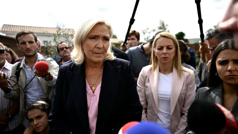 Incendies: lors d'un échange avec les sinistrés du Porge, Marine Le Pen appelle à "tirer les leçons de ce qu'il s'est passé"