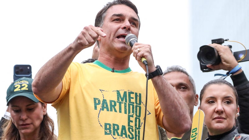 Présidentielle au Brésil: dans les pas de son père, Flavio Bolsonaro espère ramener l'extrême droite au pouvoir