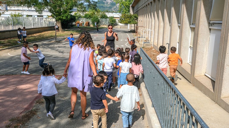 "À 1 an, on ne peut pas appeler ça une école": la proposition de Bruno Le Maire d'avancer l'entrée en maternelle fait bondir les professionnels de la petite enfance