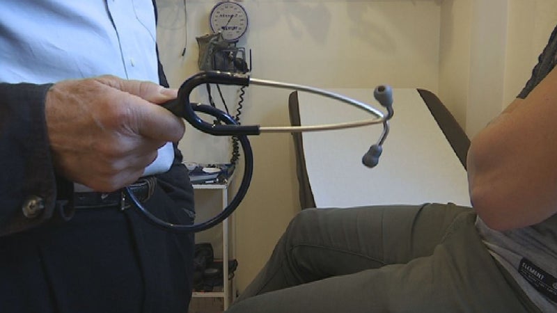 6,3 millions de Français sont sans médecin traitant: rémunérés 171.000 euros par an en médiane, les généralistes doivent-ils être plus payés pour le suivi des patients?