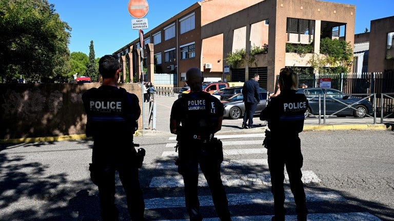 Des policiers devant le collège Joseph-Lakanal à Aubagne, le 12 octobre 2026