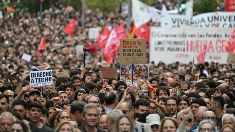 Madrid, Barcelone, Valence, Tolède... Des dizaines de milliers de personnes manifestent à travers l'Espagne pour le droit au logement