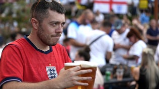 Un supporter anglais avec des bières, en juin 2026