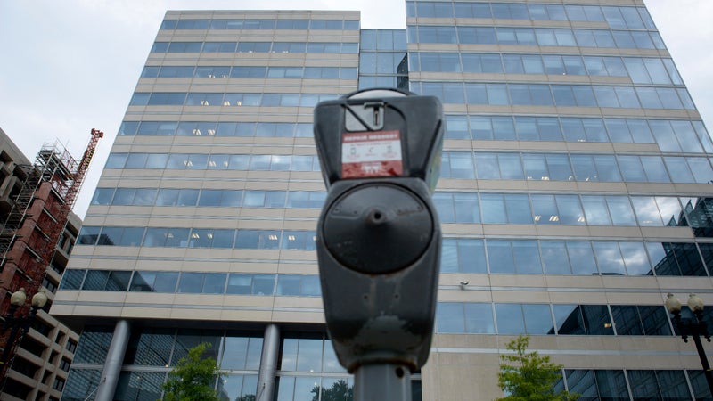 L'homme s'en prenait à des personnes âgées devant des horodateurs afin de les voler 