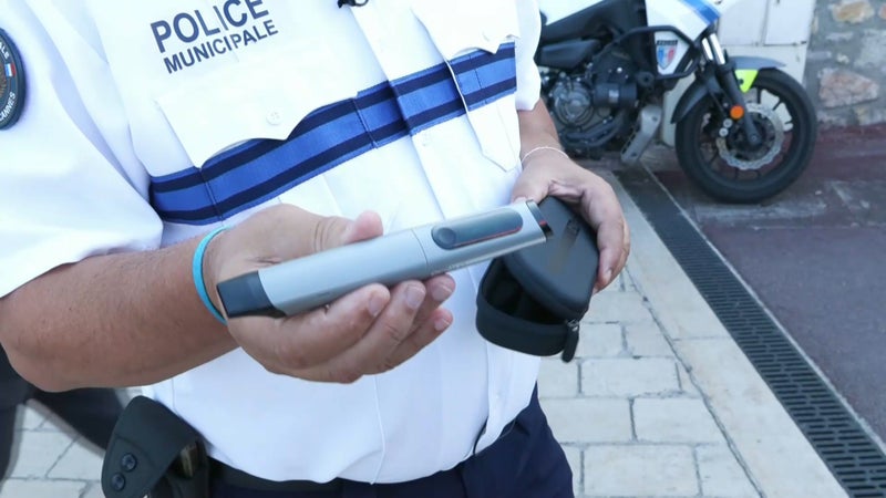 "Une double illégalité": à Cannes, les automobilistes sont contrôlés pour détecter le protoxyde d'azote, mais ça fait polémique