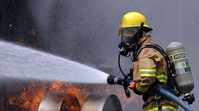 Un pompier tente d'éteindre un incendie (image d'illustration)