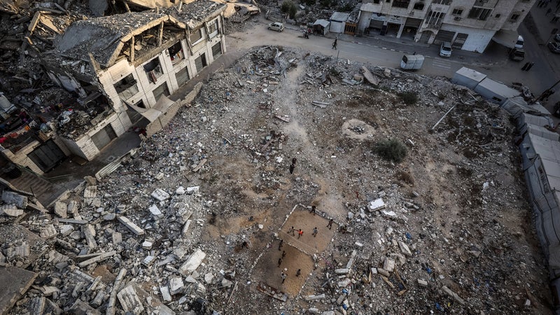 Au moins huit morts et plus de 60 disparus dans l'effondrement d'un immeuble à Gaza