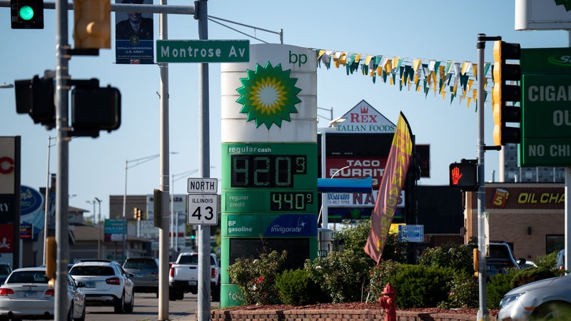 À 5,85 dollars le gallon, le diesel est au plus haut historique aux États-Unis: les prix du carburant flambent et la popularité de Trump s'effondre