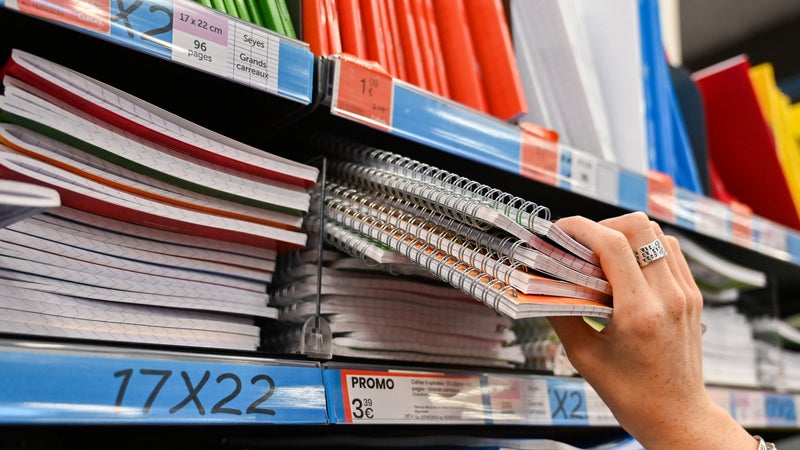 "T’as des enfants, assume" : faut-il en finir avec les kits de fournitures scolaires gratuits distribués aux familles?