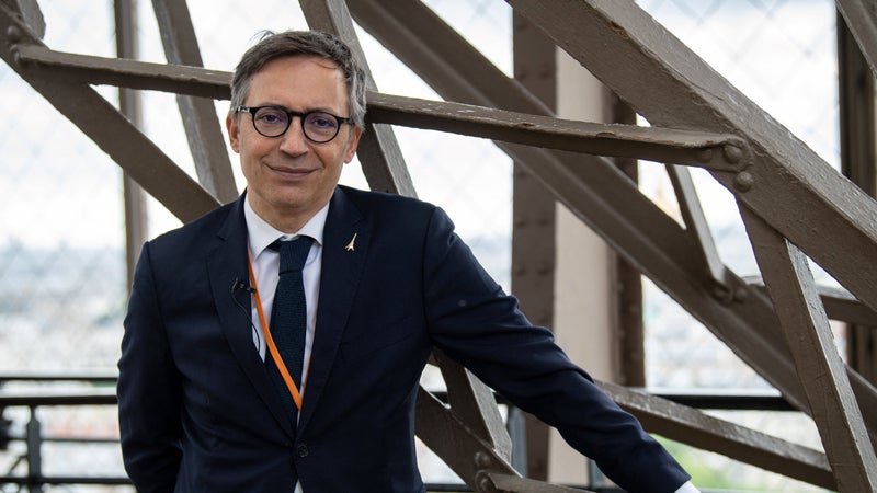 Quelques semaines après l'éviction du personnel féminin de la Tour Eiffel, le directeur Patrick Branco Suivo annonce son départ à la fin de l'année