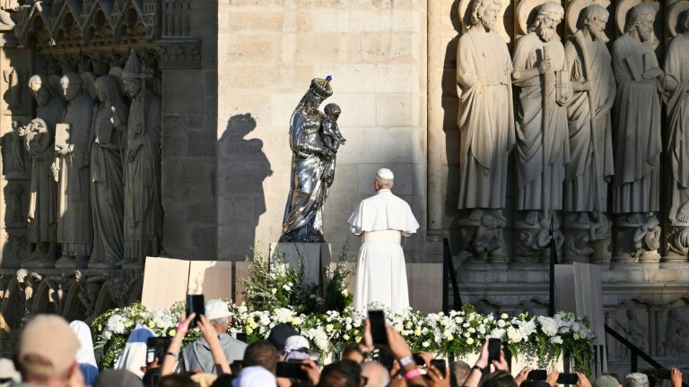 Le pape Léon XIV devant la Vierge à l'Enfant, à Notre-Dame de Paris, le 26 septembre 2026