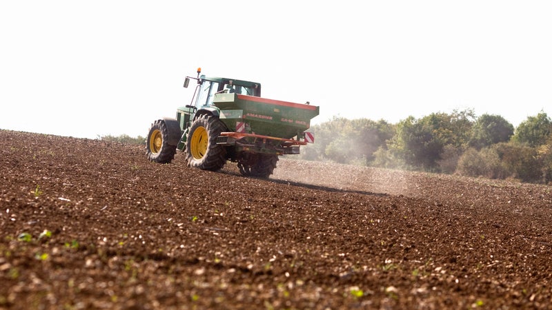 Aides aux agriculteurs en activité, aux jeunes et aux petites exploitations : les 27 pays de l'UE s'entendent sur la réforme de la PAC, mais son financement reste incertain