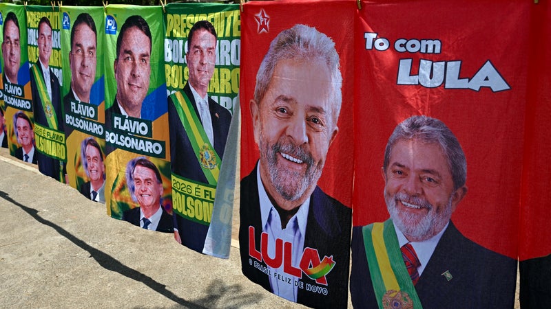 Présidentielle au Brésil: Lula parle d'un vote entre démocratie et "barbarie", Flavio Bolsonaro dit vouloir "libérer le peuple brésilien"