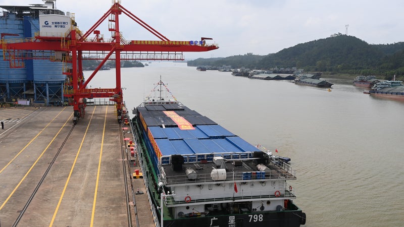 Il va éviter un gros détour et réduire les coûts de transports: après 4 ans de travaux, la Chine inaugure un canal de 134 kilomètres pour donner à ses provinces enclavées un accès direct à la mer