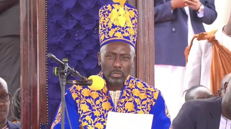 Un présentateur de JT, nouveau monarque de Toro, royaume de l'Ouganda