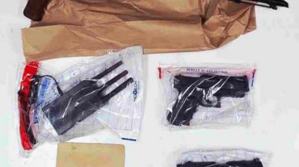 Armes factices saisies lors de l'interpellation de quatre suspects, à Cannet, le 27 août 2026. Ils sont accusés d'avoir cambriolé une villa à Mougins, dans les Alpes-Maritimes. 