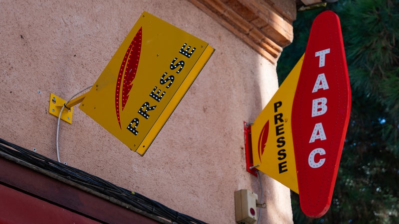 De 7 à 13 euros le paquet en 10 ans mais moins d'argent pour l'Etat: pourquoi la hausse des taxes sur le tabac rapporte de moins en moins de recettes fiscales