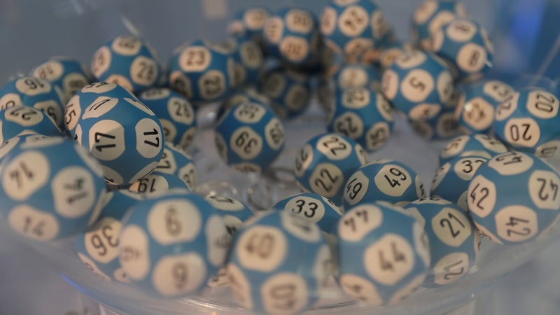 "Une machine et des boules": au coeur de l'impressionnante machinerie du Loto