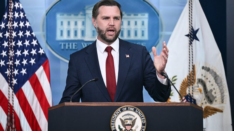 "J'ai vraiment hâte": JD Vance se moque de Joe Biden avec lequel il va commémorer le 11-Septembre