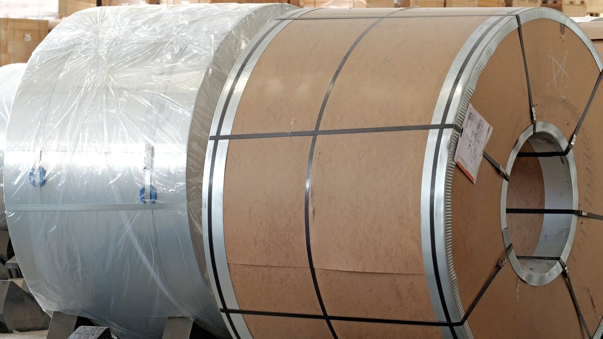 Ces bobines d'acier qui pèse près de 25 tonnes constituent le point de départ de la fabrication d'un véhicule à l'usine Renault de Tanger.