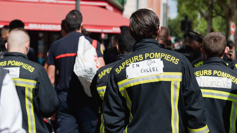 Électriciens et gaziers, policiers, pompiers, infirmiers... Après un été "traumatisant", quelles professions se mobilisent mardi 15 septembre?