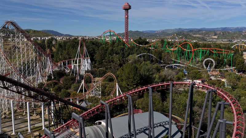 Un homme fait une chute mortelle lors d'un tour grand huit dans un parc d'attractions dans le sud des États-Unis