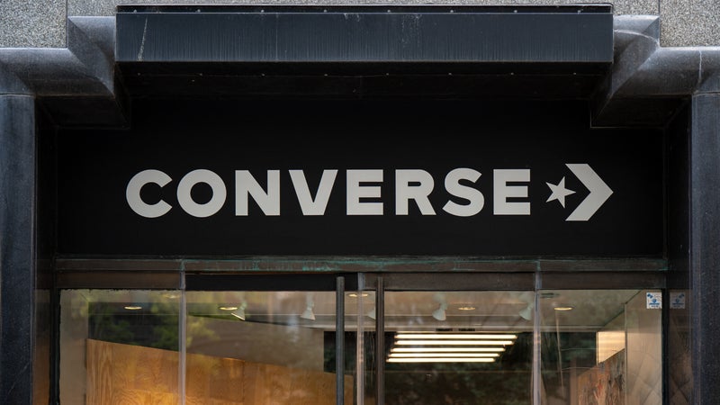 "Nous ferons mieux à l'avenir": la marque américaine Converse présente ses excuses après une publicité évoquant le Ku Klux Klan