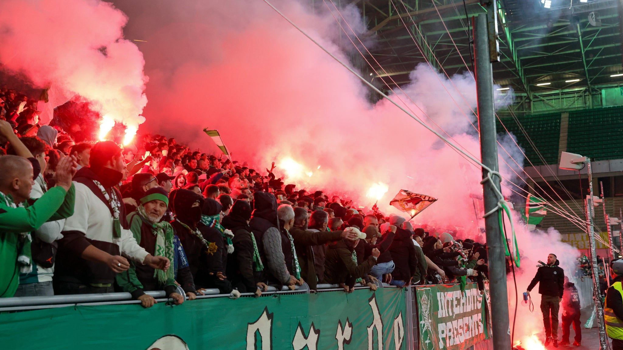 Image accompanying Saint-Etienne: après le feu d'artifice des Magic Fans en tribune, le club lance une enquête interne, from RMC Sport