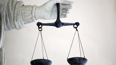 Quatre personnes mises en examen sept mois après la découverte d'un corps calciné près de Lyon