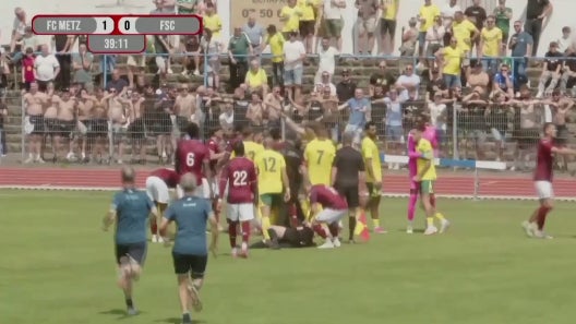 Une arbitre projetée au sol lors d'un match amical entre le FC Metz et le Fortuna Sittard le 25 juillet 2026.