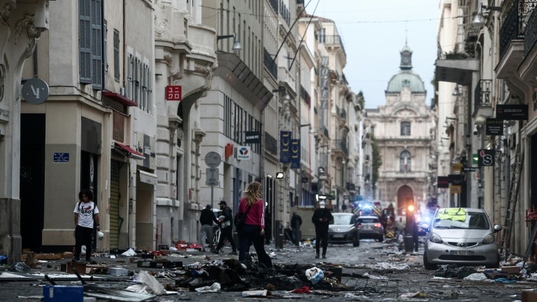 La préfecture des Bouches-du-Rhône interdit toutes les manifestations dans le département samedi, le couvre-feu élargi aux majeurs