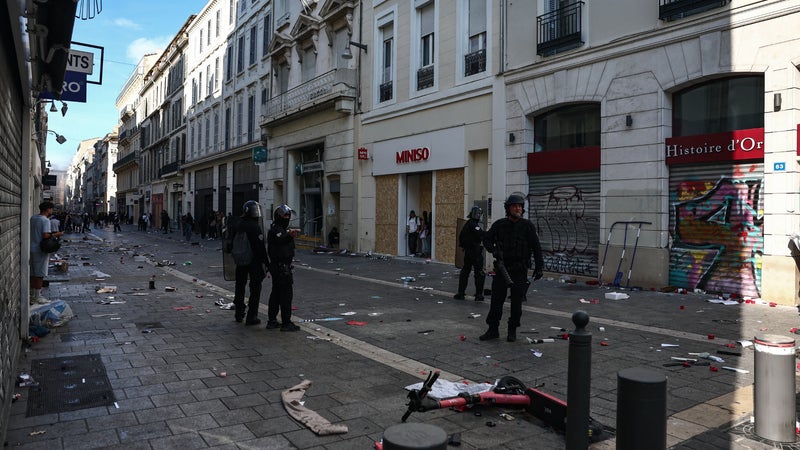 "Une seule compagnie de CRS": à Marseille et Lyon, le dispositif des forces de l'ordre interroge face au nombre de manifestants