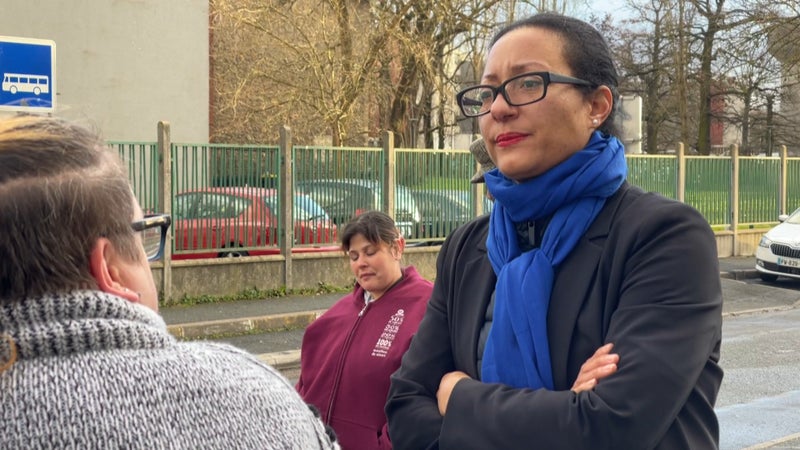 La maire LR de Villeneuve-Saint-Georges interdit le tractage en journée, l'opposition dénonce une "forme de surenchère autoritaire" et saisit la justice