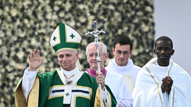 Le pape Léon XIV salue les fidèles après la messe célébrée sur la prairie du sanctuaire marial de Lourdes, le 27 septembre 2026 Le pape Léon XIV salue les fidèles après la messe célébrée sur la prairie du sanctuaire marial de Lourdes, le 27 septembre 2026